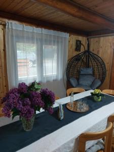 托普利察Cabana Stînă的客房内的一张带紫色花的桌子