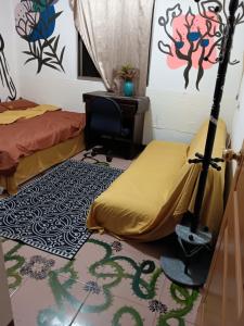 Lun-ting創世紀的客房设有两张床、地毯和书桌。