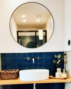埃斯波森迪Villa dos Corcéis的浴室设有白色水槽和镜子