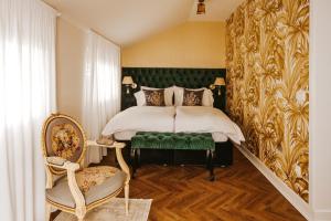 卢布尔雅那Bresidence Apartments with free private parking的一间卧室配有一张带绿色床头板的床