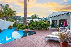 派西亚希亚太平洋度假酒店的一座带游泳池甲板的房子