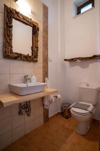 斯科达利昂Chara House的一间带水槽和卫生间的浴室