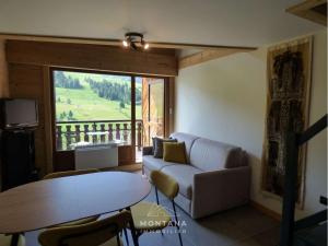 Le ChinaillonAppartement Le Grand-Bornand, 2 pièces, 6 personnes - FR-1-458-178的客厅配有沙发和桌子