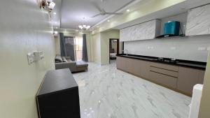 达累斯萨拉姆Elite Apartment, Banana-Very Near To Dar Es Salaam International Airport的客厅设有厨房和沙发。