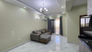 达累斯萨拉姆Elite Apartment, Banana-Very Near To Dar Es Salaam International Airport的带沙发和吊灯的客厅