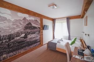 考斯赛力克Hotel Eco Tatry Holiday& Spa的卧室的墙上挂着一幅大画