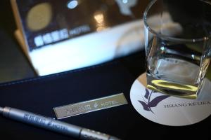 高雄香格里拉精品旅馆的桌上的香烟和一杯水