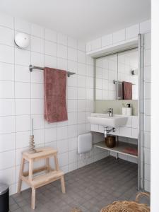 哥德堡Waterfront Cabins的一间带水槽和镜子的浴室