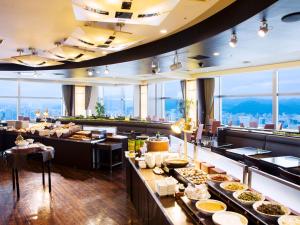 札幌JR札幌日航酒店的展示了大量食物的餐厅