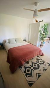 马德里Villa Cardui. Casa de diseño con magníficas vistas的一间卧室配有一张带红色毯子和地毯的床。