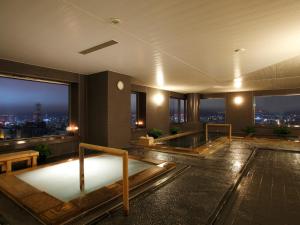 札幌JR札幌日航酒店的一间晚上享有城市美景的客房