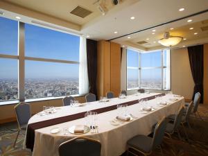 札幌JR札幌日航酒店的一间会议室,配有桌椅和大窗户