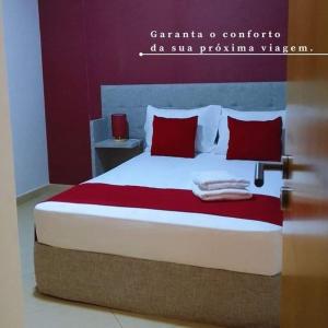 普拉亚Hotel Vista的一间卧室配有一张带红色枕头的大床