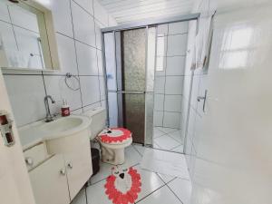 拉热斯Residencial Cristina's-Apartamentos de 2-3 Quartos equipados com WiFi Garagem-Excelente Localização的浴室配有卫生间、盥洗盆和淋浴。
