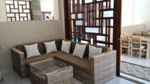 沙努尔亚曼旅馆的客厅配有沙发和桌子