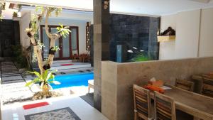 沙努尔亚曼旅馆的别墅设有游泳池和带桌子的用餐室。