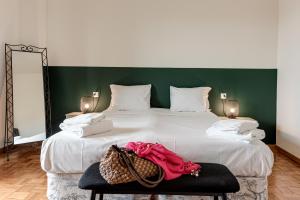 佛罗伦萨Balcone sul Verde - Sweet Dreams in Florence的一间卧室设有一张白色大床和绿色的墙壁