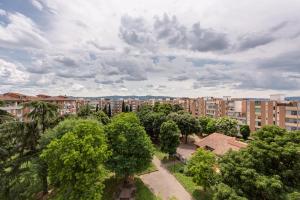 佛罗伦萨Balcone sul Verde - Sweet Dreams in Florence的城市的顶部景观,有建筑和树木