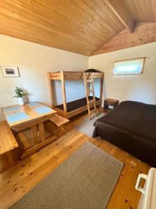 萨翁林纳Vuohimäki Camping Savonlinna的一间卧室配有一张床和一张书桌