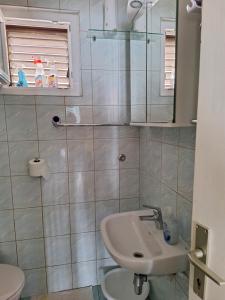 卡尔卢巴格Villa Vesna, 70m from beach的一间带水槽和镜子的浴室