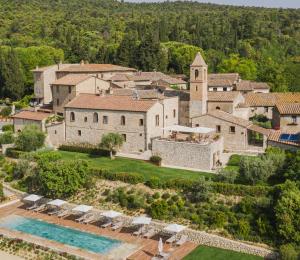 圣吉米纳诺Locanda dei Logi的享有带游泳池的别墅的空中景致