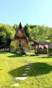 Gropat e SelcësVilat Pllumaj的小木屋,带凉亭,位于田野