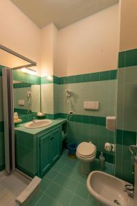 兰佩杜萨Hotel Baia Turchese的绿色浴室设有卫生间和水槽