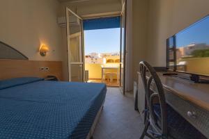 兰佩杜萨Hotel Baia Turchese的一间卧室设有一张床,享有阳台的景色