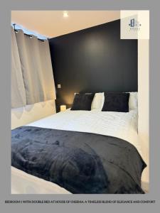 伊登Sun Mon Tues Wed Luxury Stay的一间卧室设有一张大床和黑色墙壁