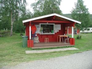 乌茨约基Vetsikon Leirintämökit的一间红色的小房子,配有桌子和椅子
