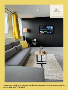 伊登Flat 401 Spacious Two Bedroom的客厅配有沙发和桌子