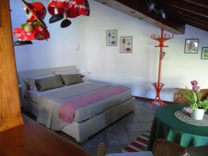 Pont CanaveseBALMA DEI CUP con SPA privata su richiesta的一间卧室配有一张床和一张绿桌