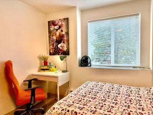 西雅图Micro Studio Apartment in University District- 10 mins walk to University of WA的一间卧室配有一张床、一张书桌和一个窗户。