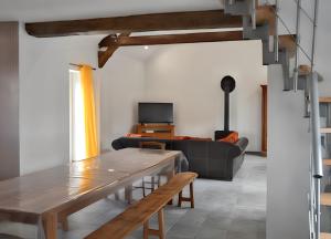 LevrouxMaison de 5 chambres avec jacuzzi jardin clos et wifi a Levroux的客厅配有桌子和沙发