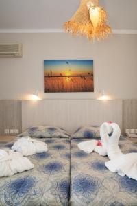 蒂加基蒂加基之星酒店的卧室配有一张睡床,两只天鹅