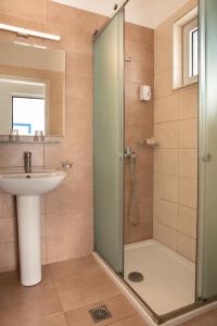 蒂加基蒂加基之星酒店的带淋浴和盥洗盆的浴室