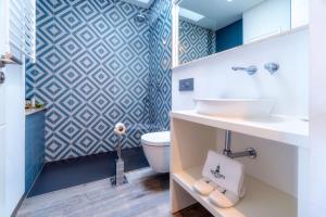 埃斯托伊Mercedes Country House的浴室配有白色水槽和卫生间。