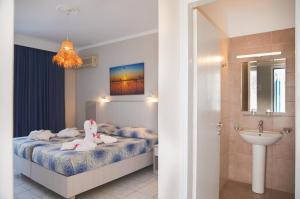 蒂加基蒂加基之星酒店的一间卧室配有床和水槽,还有一间浴室