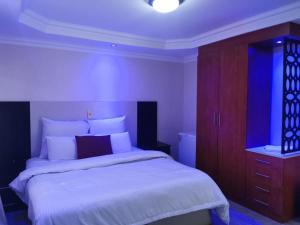 伯诺尼Zurich Garden Hotel的一间卧室配有一张蓝色的大床
