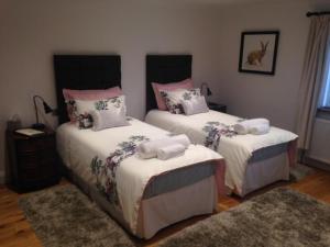 埃文河畔布拉德福樱桃树旅馆的一间卧室配有两张带毛巾的床