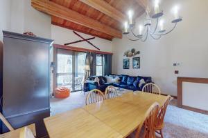 特拉基Aspen Grove Condo的客厅配有桌子和蓝色沙发