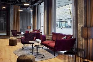 因特拉肯Essential by Dorint Interlaken - New Opening的大堂配有沙发、椅子和桌子