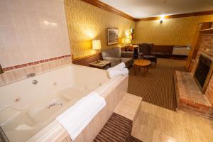 金斯顿法厄赛德贝斯特韦斯特酒店的带浴缸的酒店客房和客厅