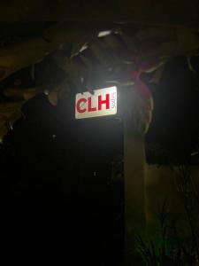 阿布拉奥CLH Suites Ilha Grande的夜间在柱子上点亮的标志