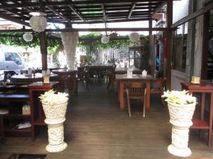 塞米亚克塞米亚克阿南达度假酒店的一间带木桌和椅子的餐厅,