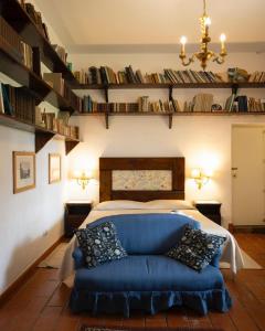 庞特卡格纳诺Casa Consalvo b&b的一间卧室配有一张床和一张蓝色的沙发