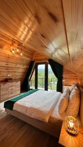 SohodolZenit Chalet Sohodol-Bran的卧室设有一张木制天花板上的大床