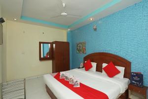 哈里瓦Flagship Hotel Neel Ganga的一间卧室设有一张红色和蓝色的墙壁床。
