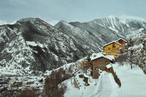 奥尔迪诺Abba Ordino Babot Hotel的山底雪中小屋