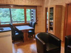 SellerichNice house with sauna and steam bath in a forest的一间带桌椅的用餐室